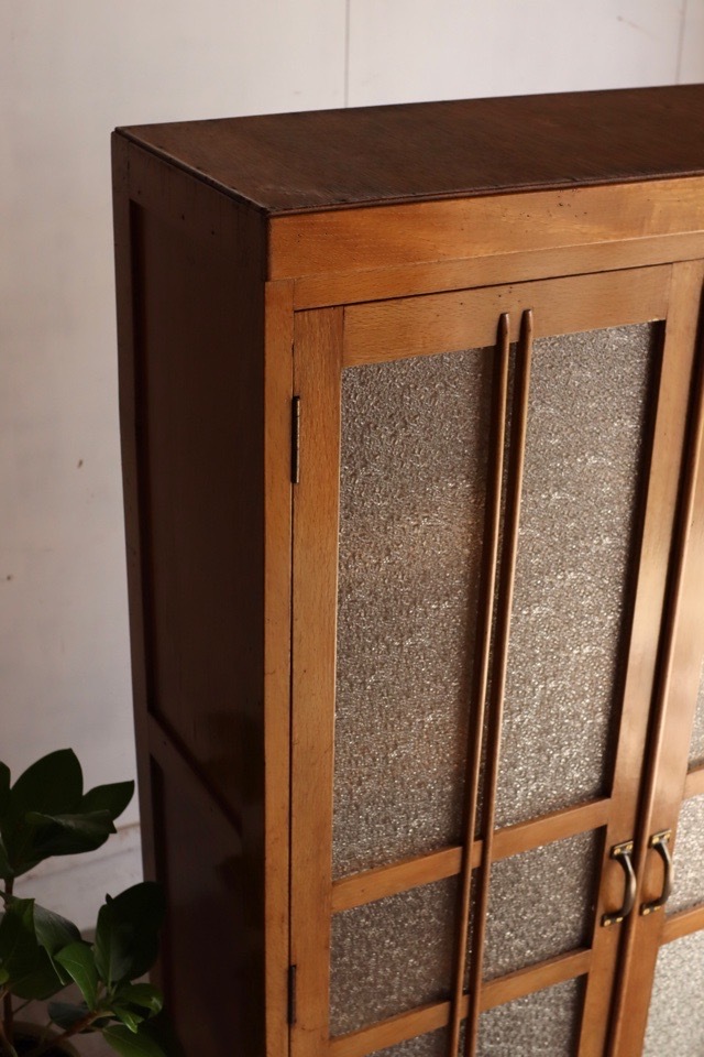 ダイヤガラスの戸棚