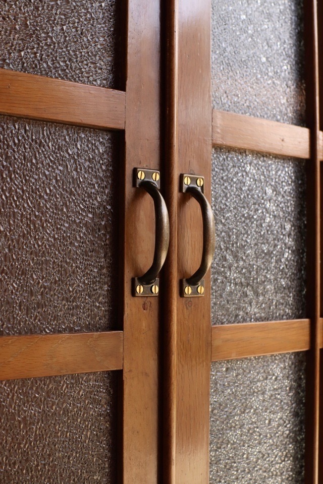 ダイヤガラスの戸棚