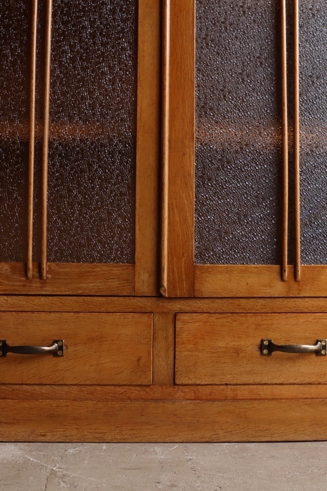 ダイヤガラスの戸棚