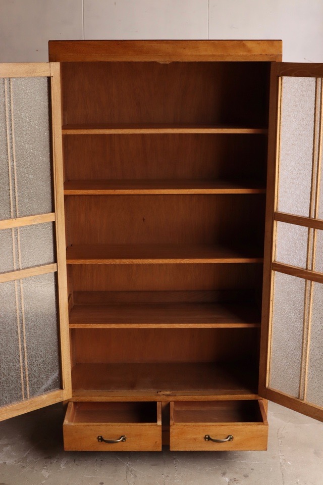 ダイヤガラスの戸棚
