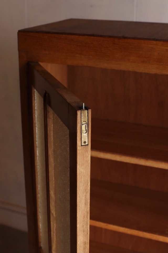 ダイヤガラスの戸棚