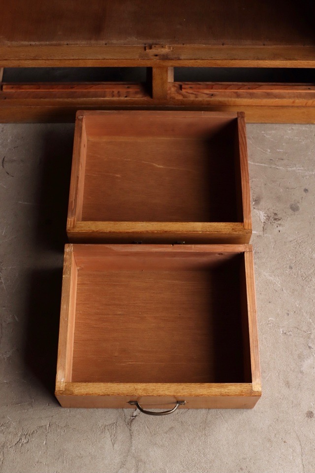 ダイヤガラスの戸棚