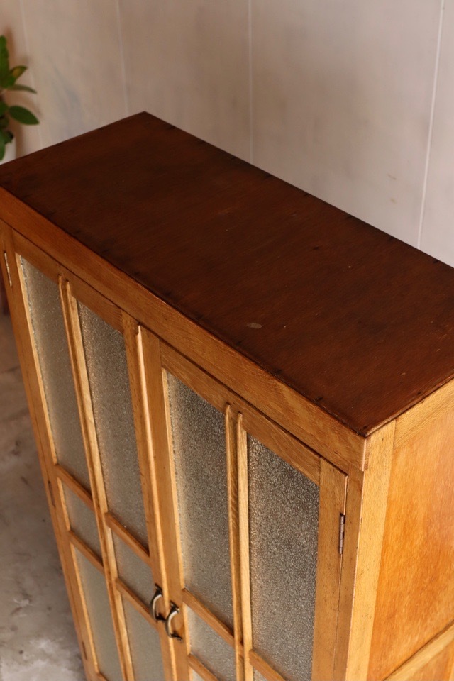 ダイヤガラスの戸棚