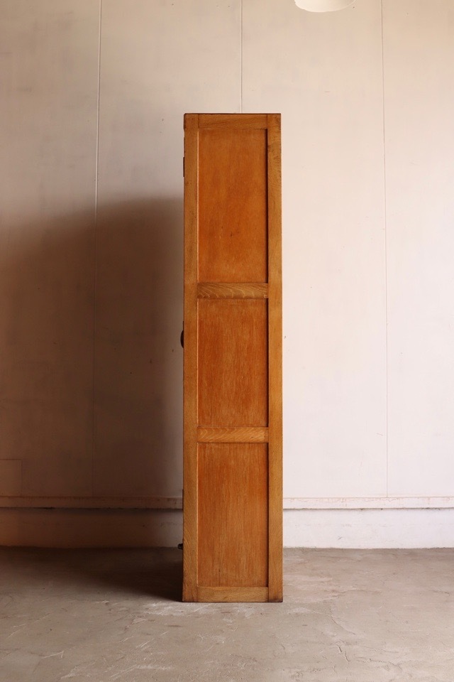 ダイヤガラスの戸棚