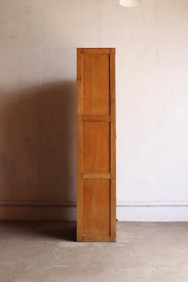 ダイヤガラスの戸棚