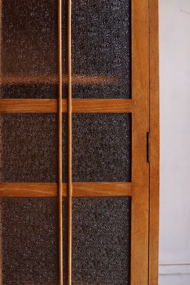 ダイヤガラスの戸棚