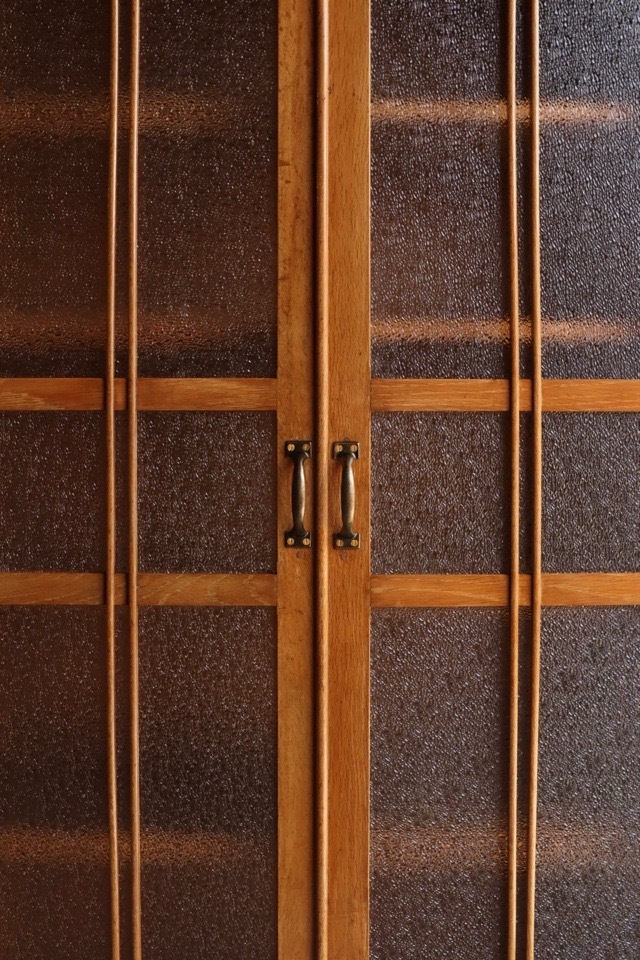 ダイヤガラスの戸棚