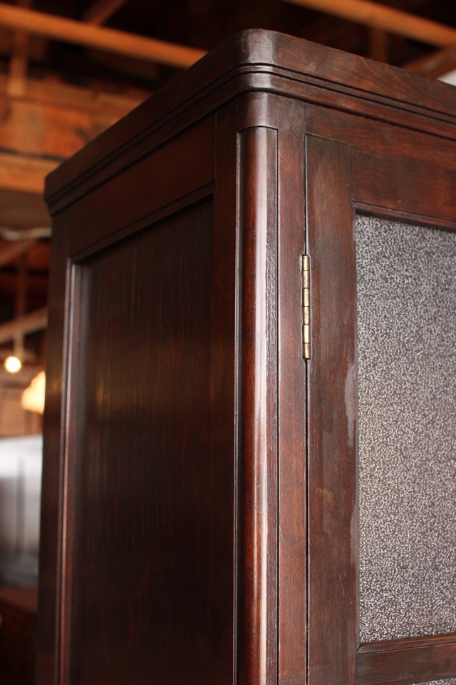 ダイヤガラスの戸棚