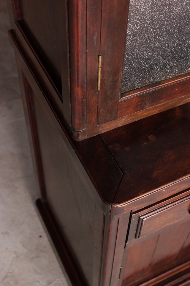 ダイヤガラスの戸棚