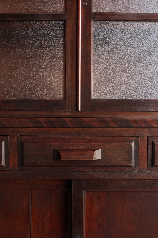 ダイヤガラスの戸棚