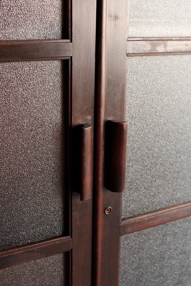 ダイヤガラスの戸棚