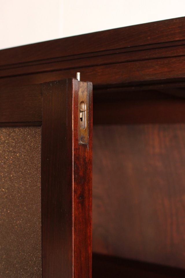 ダイヤガラスの戸棚