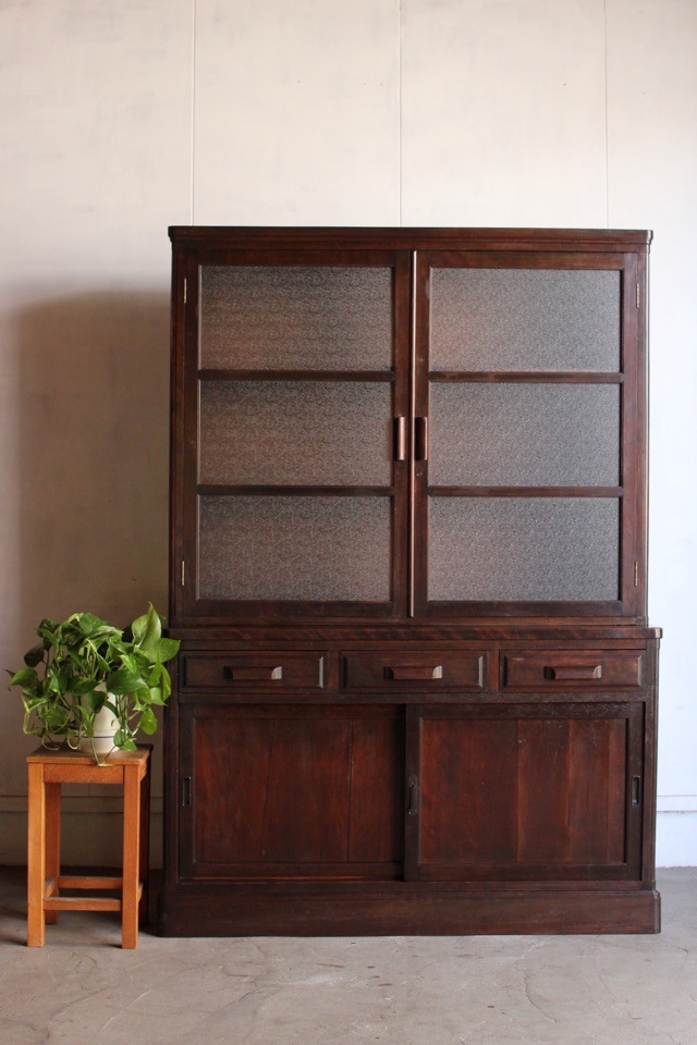 ダイヤガラスの戸棚