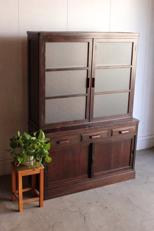 ダイヤガラスの戸棚