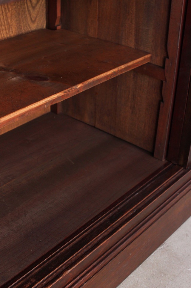 ダイヤガラスの戸棚