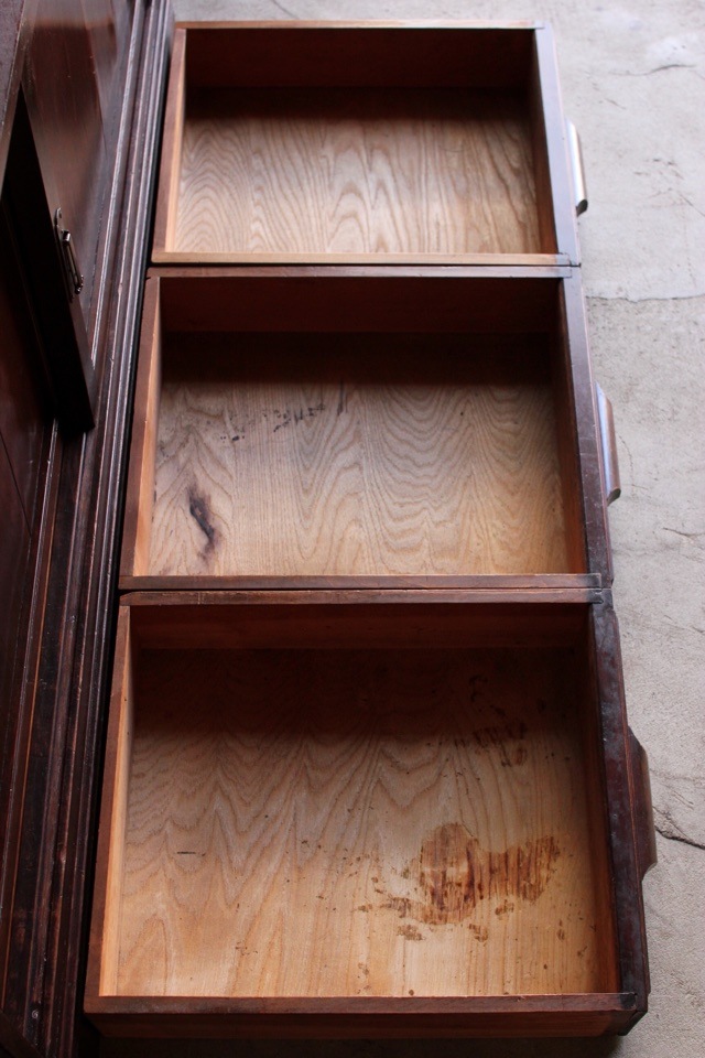 ダイヤガラスの戸棚