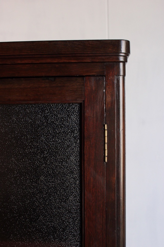 ダイヤガラスの戸棚