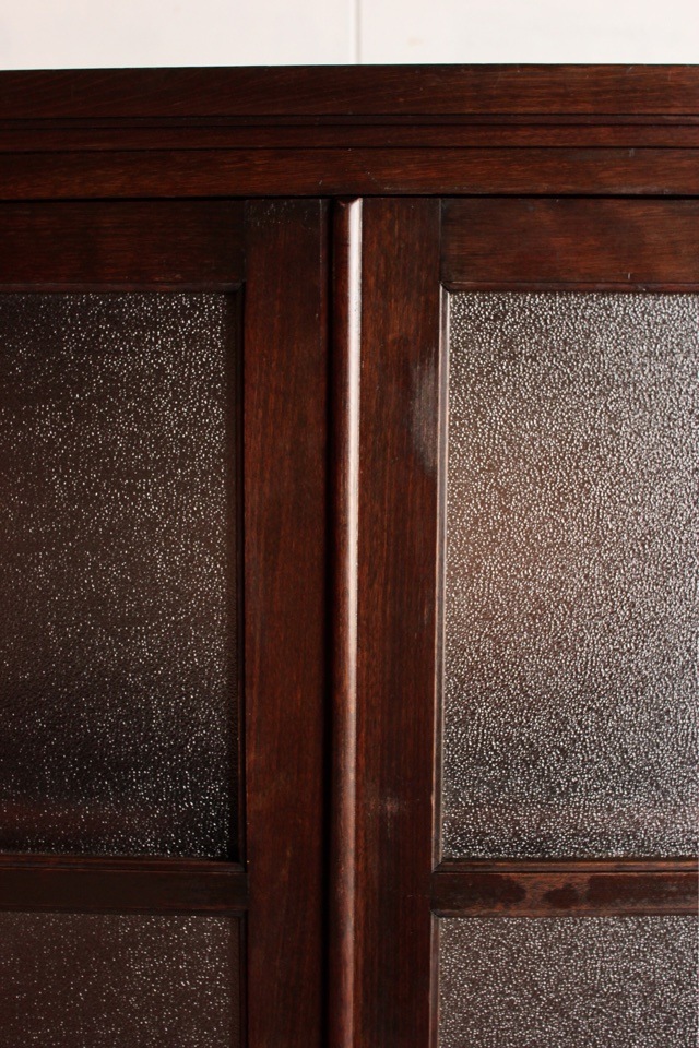 ダイヤガラスの戸棚