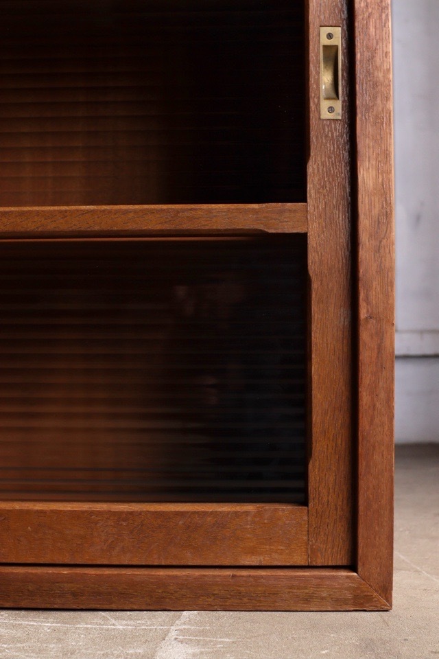 モールガラスの引戸棚　