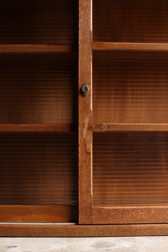 モールガラスの引戸棚　