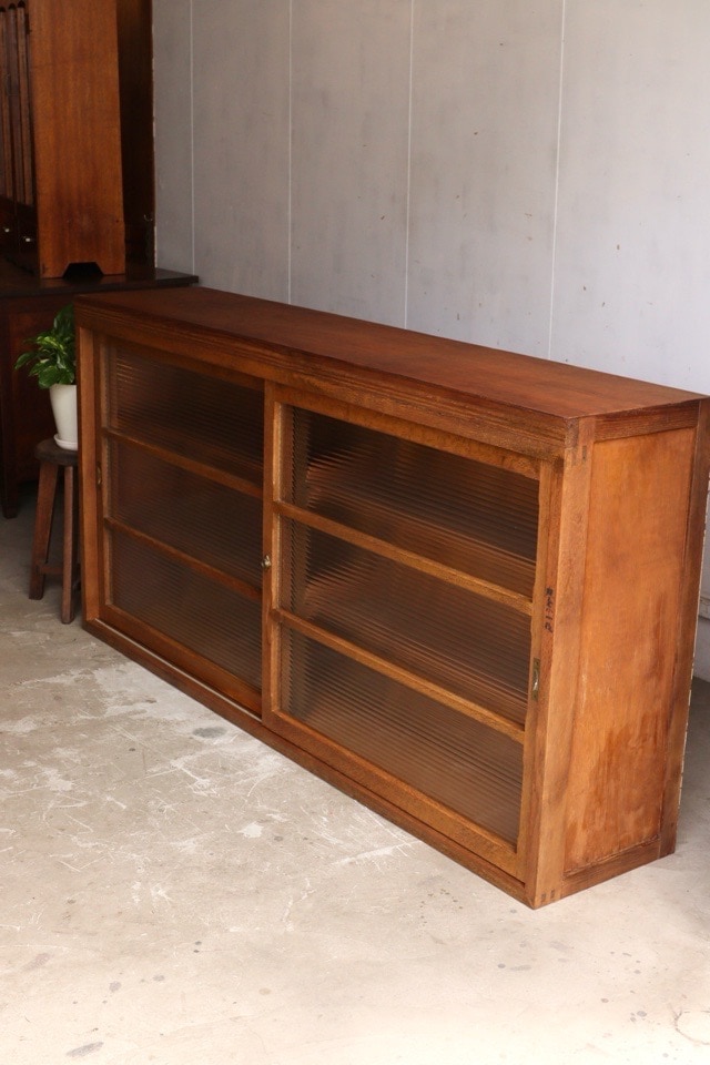 モールガラスの引戸棚　