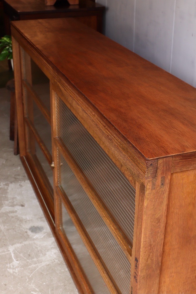 モールガラスの引戸棚　