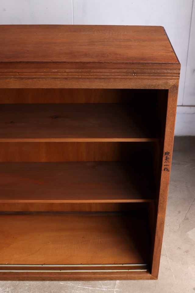 モールガラスの引戸棚　