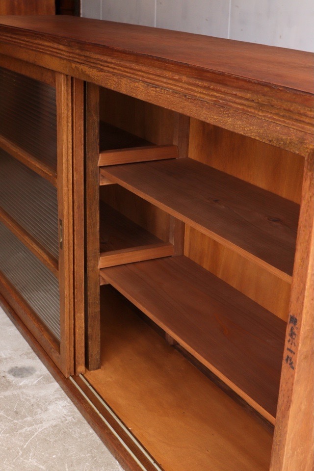 モールガラスの引戸棚　