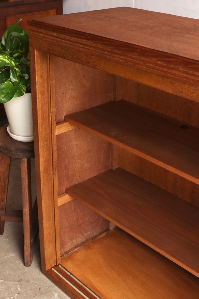 モールガラスの引戸棚　