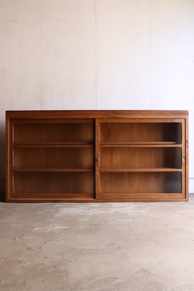 モールガラスの引戸棚　