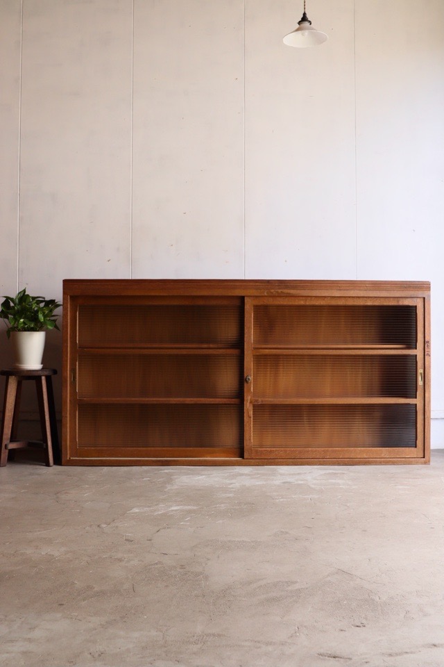 モールガラスの引戸棚　