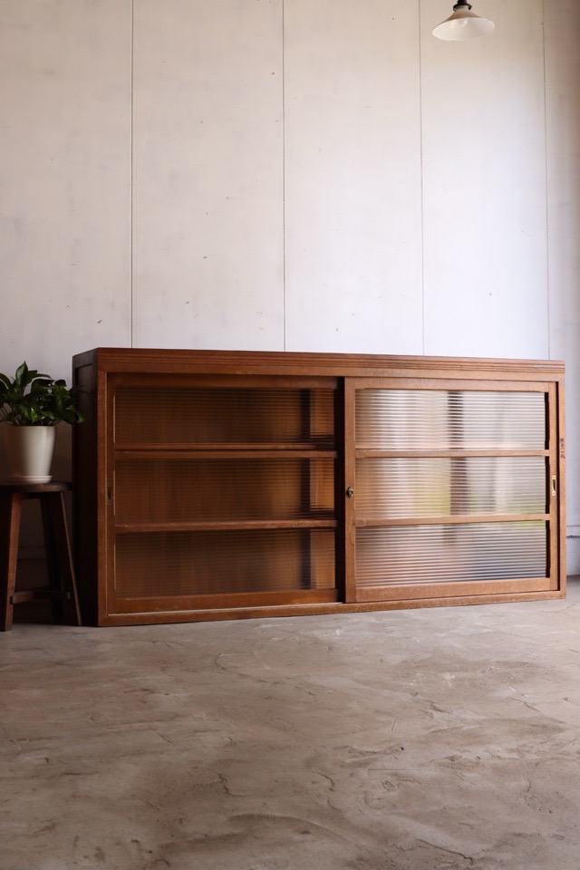 モールガラスの引戸棚　