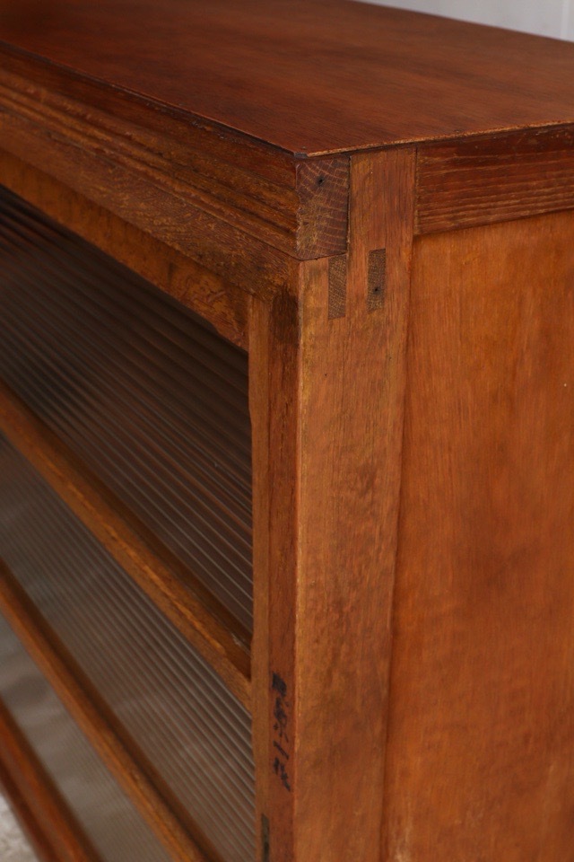 モールガラスの引戸棚　