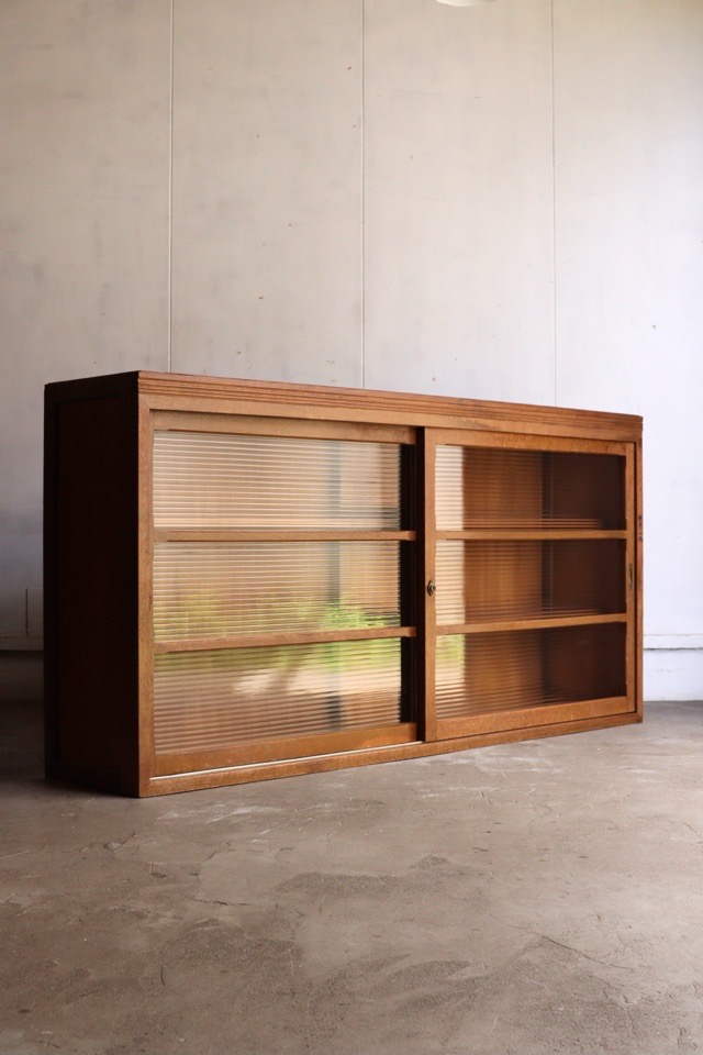 モールガラスの引戸棚　