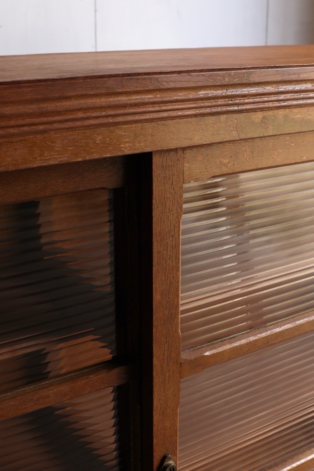 モールガラスの引戸棚　