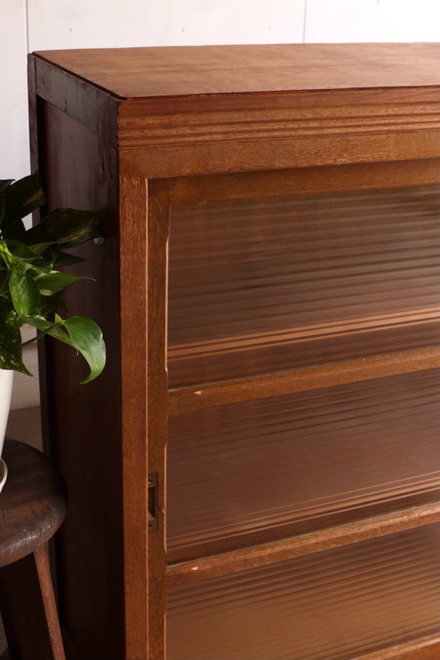 モールガラスの引戸棚　