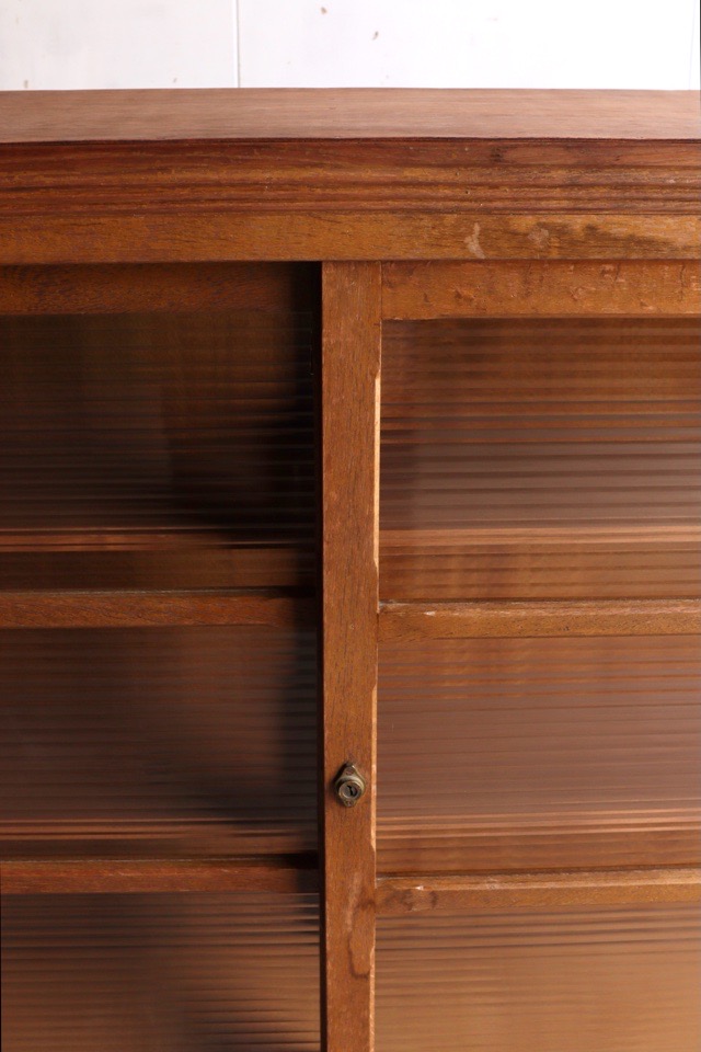 モールガラスの引戸棚　