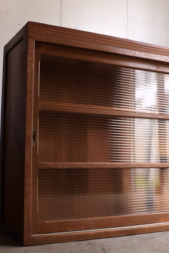 モールガラスの引戸棚　