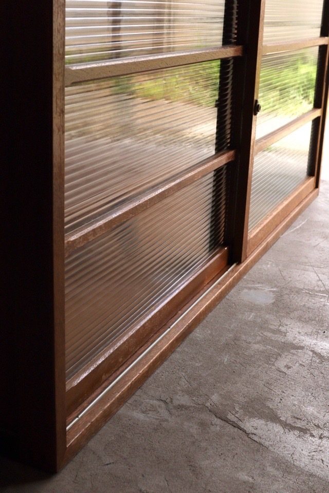 モールガラスの引戸棚　