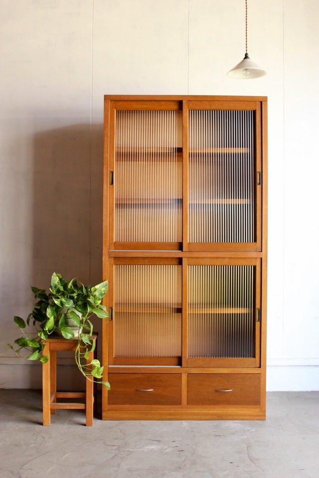 中古жdenbeeж古い木製のガラス戸収納棚／食器棚／ゆらゆらガラス