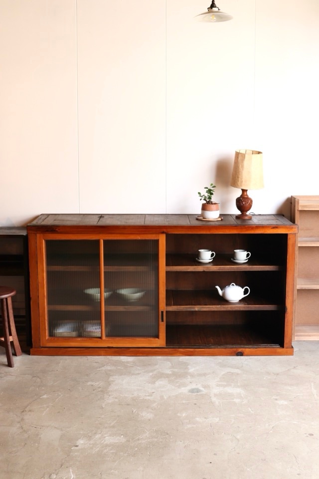 モールガラスの引戸棚