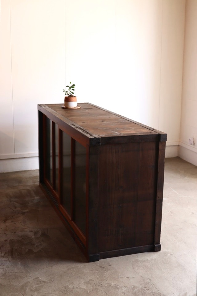 モールガラスの引戸棚