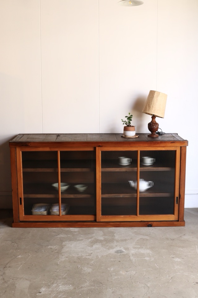 モールガラスの引戸棚