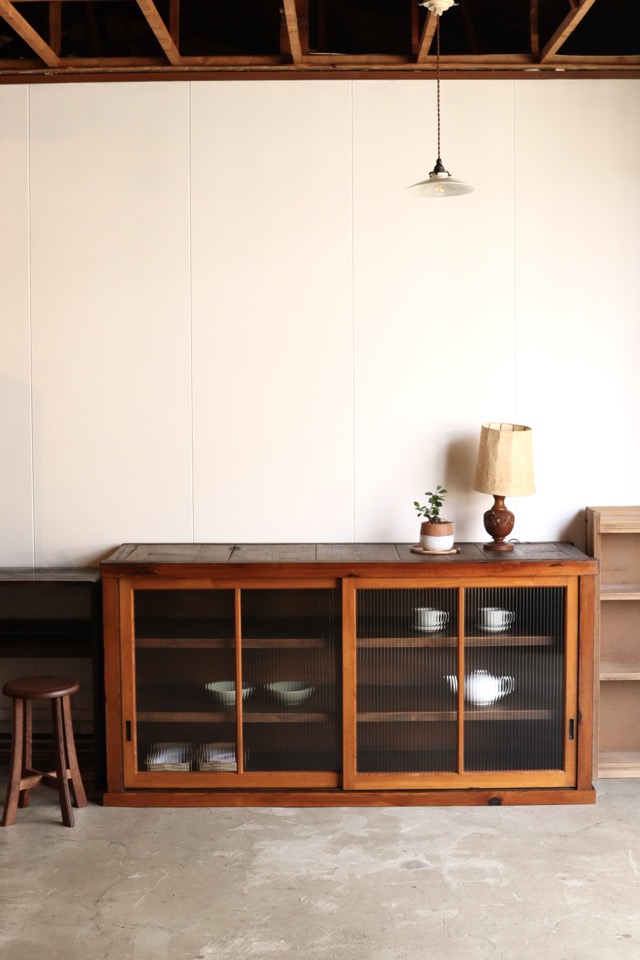 モールガラスの引戸棚