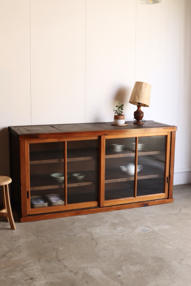 モールガラスの引戸棚