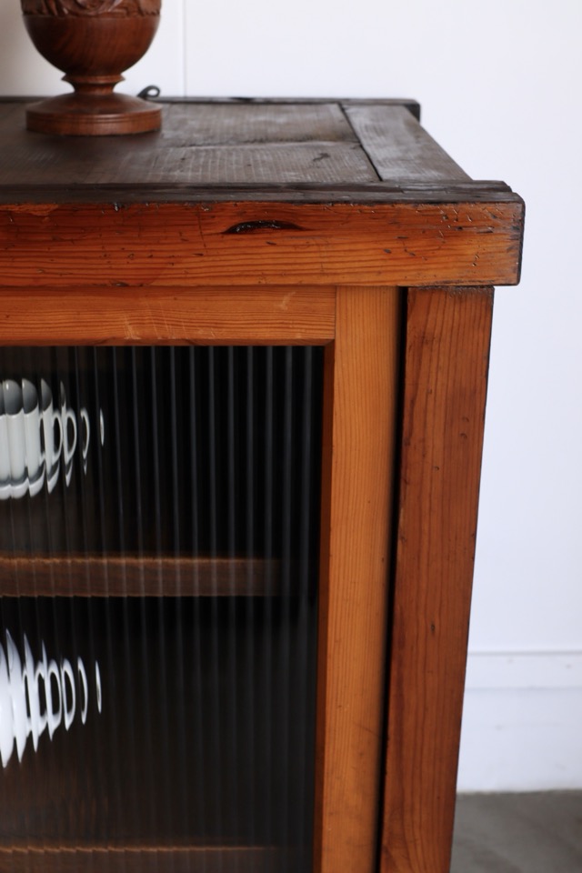 モールガラスの引戸棚