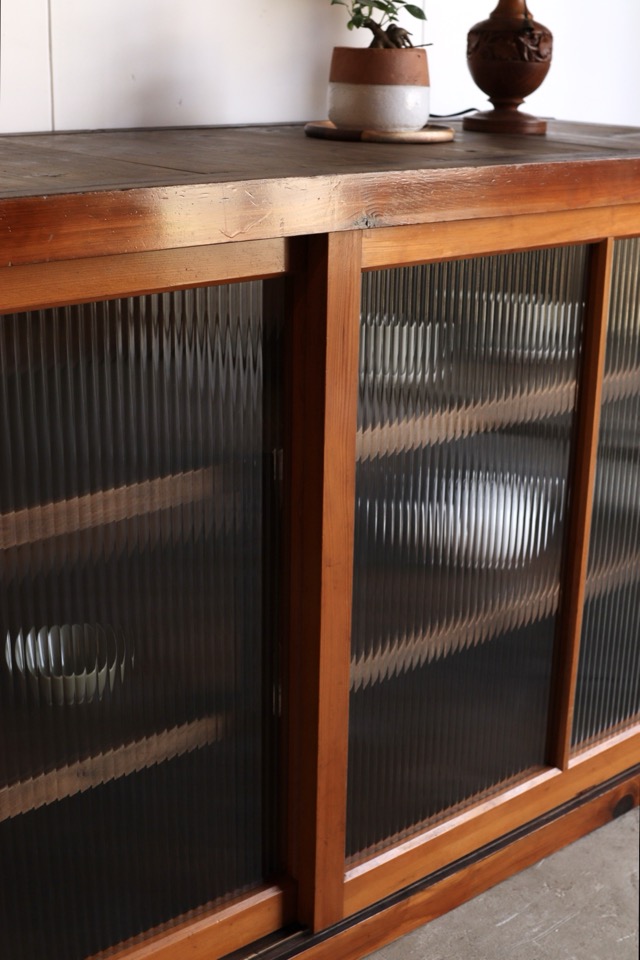 モールガラスの引戸棚