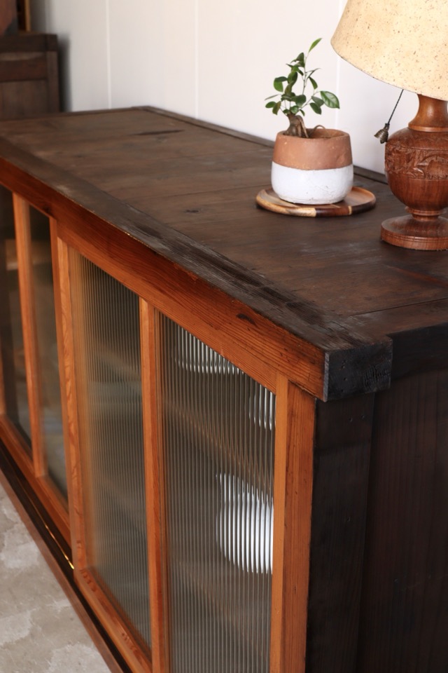 モールガラスの引戸棚