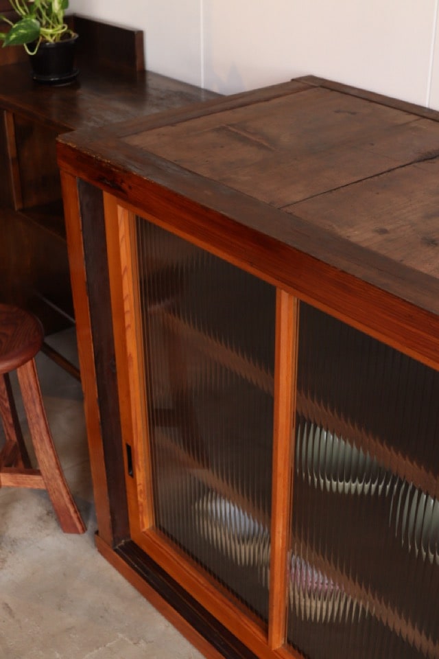 モールガラスの引戸棚