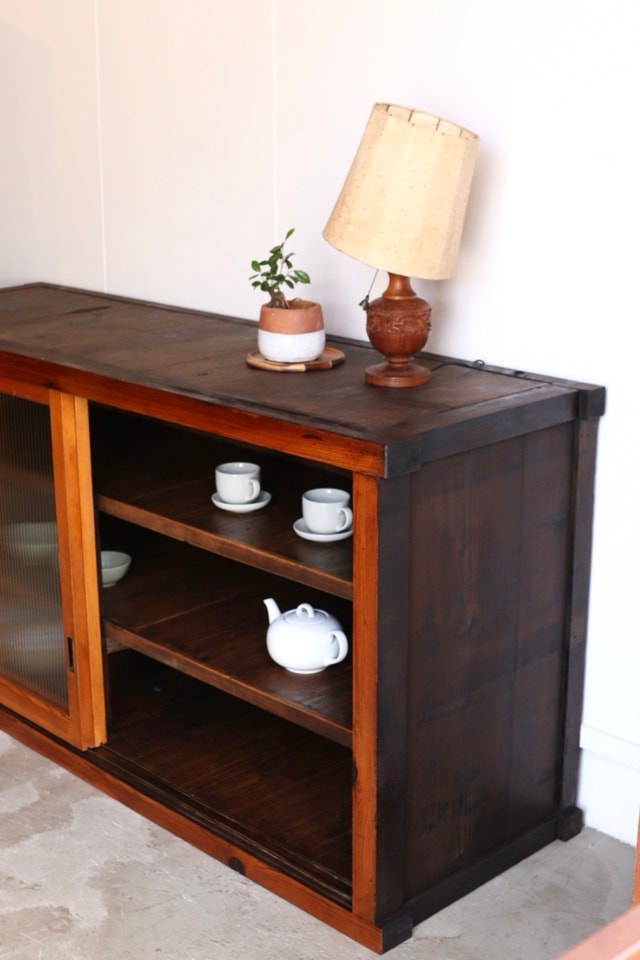 モールガラスの引戸棚